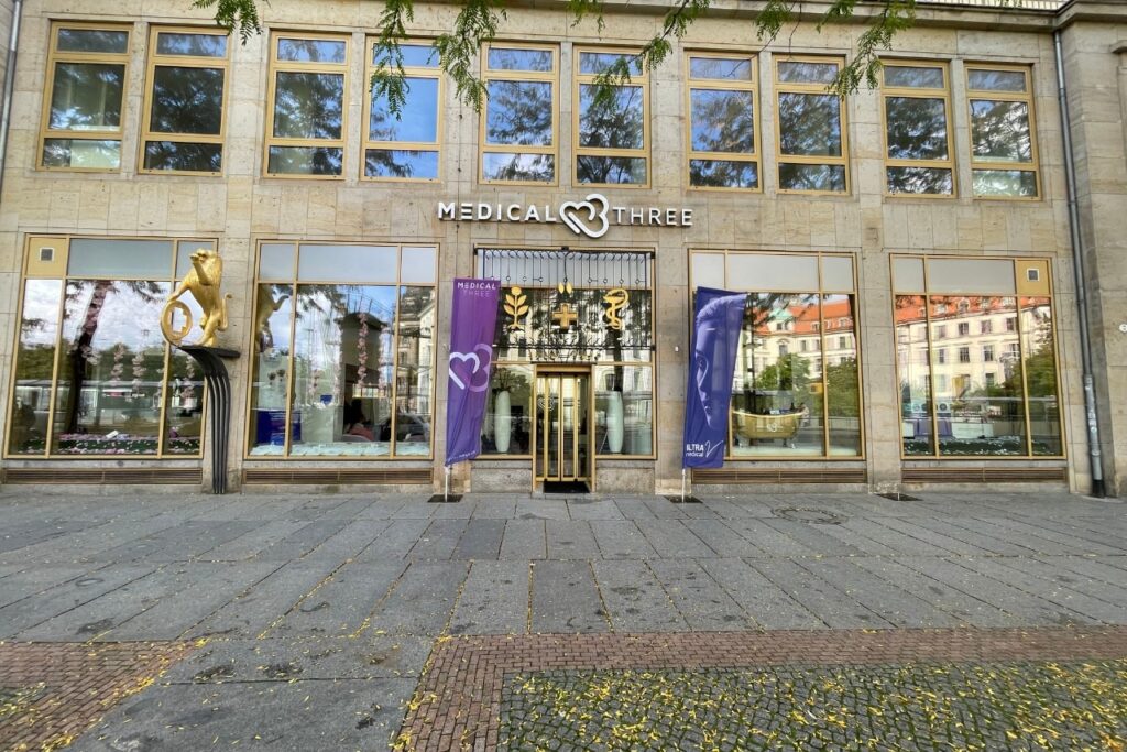 Außenansicht des Medicalthree Standorts in Dresden mit vier großen Schaufenstern.