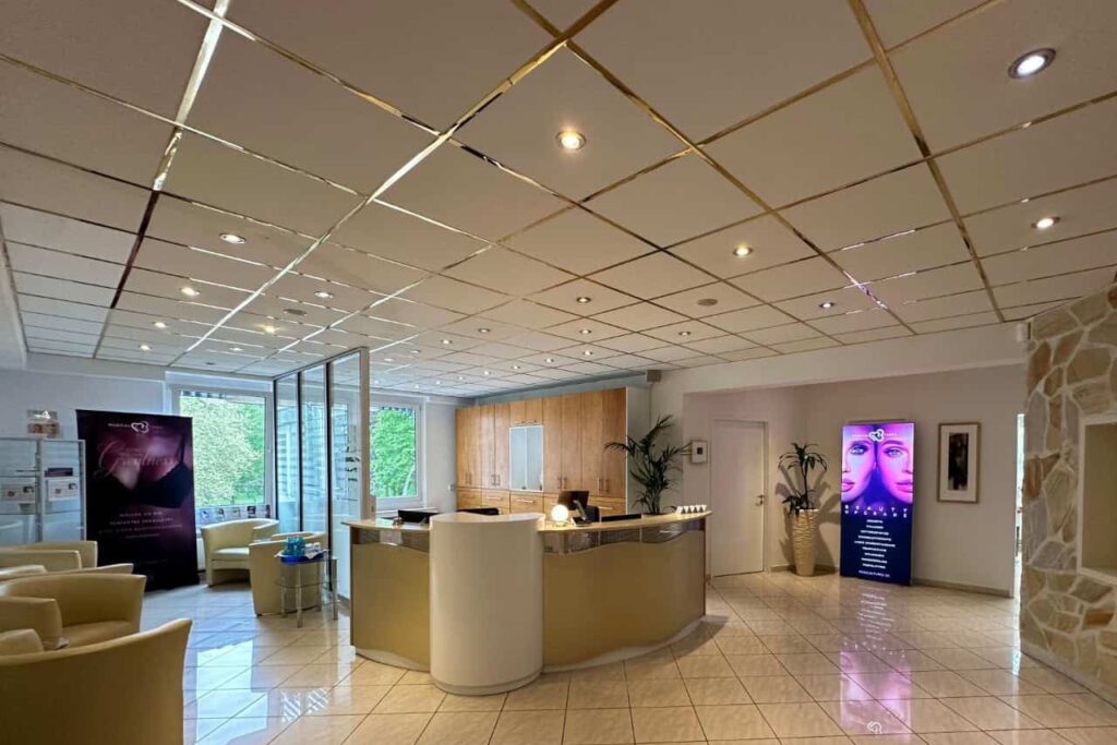 Das Bild zeigt den Empfangsbereich der Medicalthree-Klinik in Bonn.