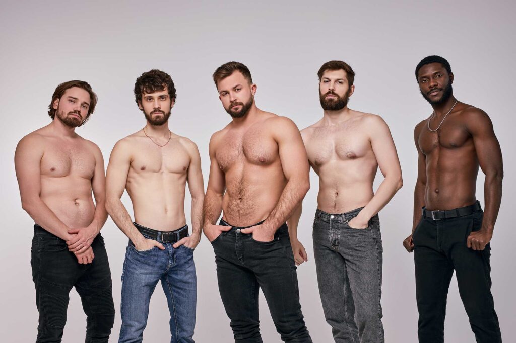 Das Foto zeigt eine Gruppe Männer und symbolisiert das Thema »Intimchirurgie«.
