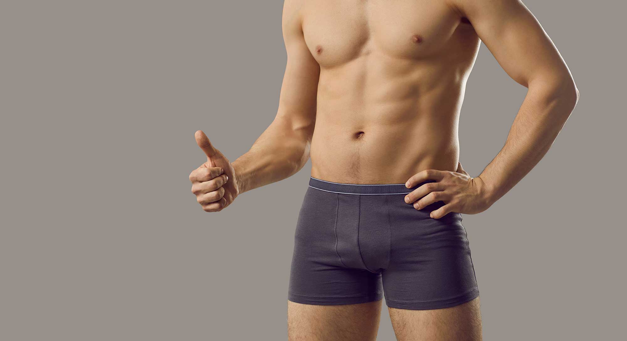 Das Bild zeigt einen jungen Mann in Unterhose.